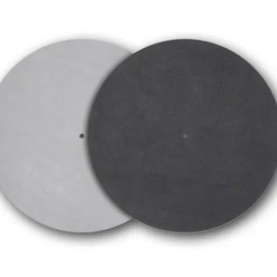 Duas pedras de amolar circulares cinzentas com orifício central