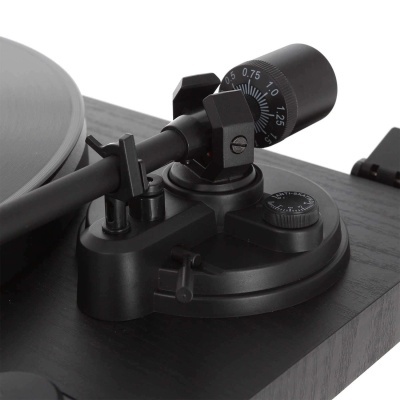 Braço e base de gira-discos preto com controlo de ajuste e base de madeira escura