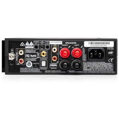 Parte traseira de amplificador digital com conetores de áudio e etiquetas