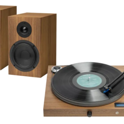 Gira-discos vintage com colunas em madeira clara