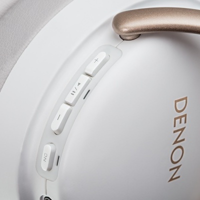 Auriculares sem fios DENON brancos com botões e detalhes dourados