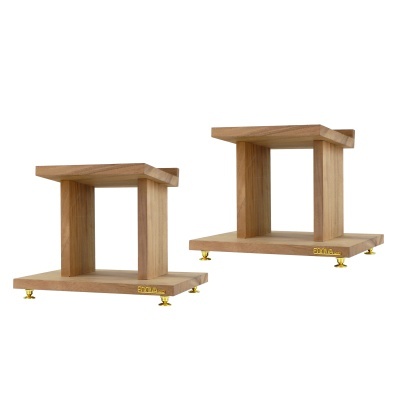 Dois suportes para colunas em madeira clara com pés em metal dourado e placa FILM CRAFT