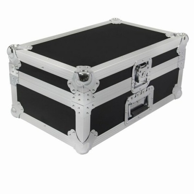 Mala rígida preta com armação metálica prateada e fecho