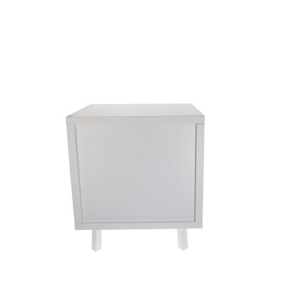 Móvel de apoio branco com porta e quatro pernas sobre fundo branco