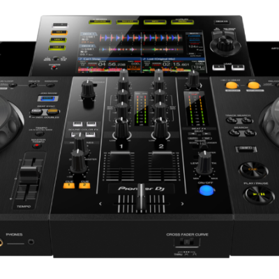 Mesa de mistura DJ Pioneer preta com jog wheels e ecrã colorido