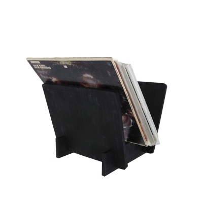 Suporte de madeira preta a guardar discos vinil com várias capas visíveis