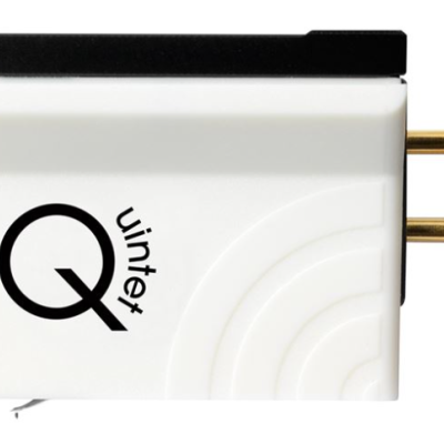 Adaptador elétrico branco e preto com dois pinos dourados e texto qvintex