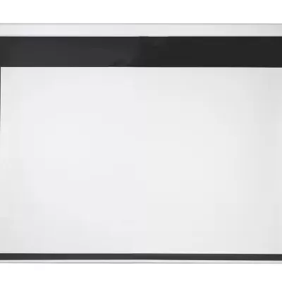 Tela de projeção branca com bordas pretas e estrutura metálica branca