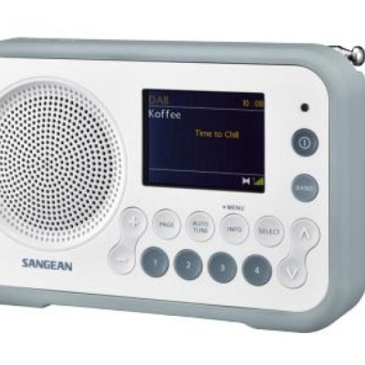Rádio portátil digital Sangean branco com ecrã digital e botões na frente