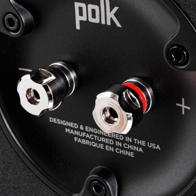 Fecho de altifalante preto com ligações e texto branco