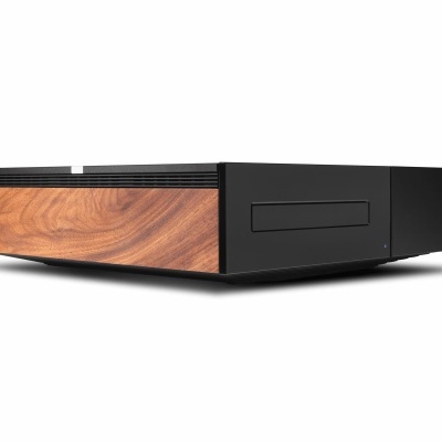 Caixa de computador desktop com painel frontal de madeira e corpo preto