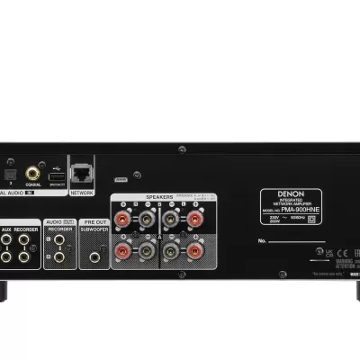 Parte traseira do recetor Denon AV com conexões e antenas Wi-Fi