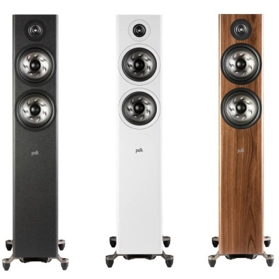 Colunas de som Polk em preto, branco e madeira sobre fundo branco