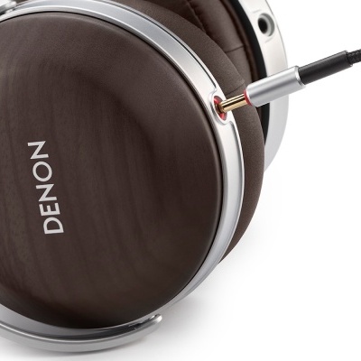 Auriculares Denon com almofadas marrons e estrutura prateada
