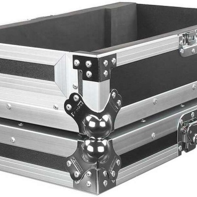 Caixa de transporte preta com estrutura metálica reforçada