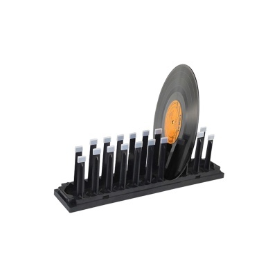 Organizador plástico preto para discos de vinil com disco inserido.