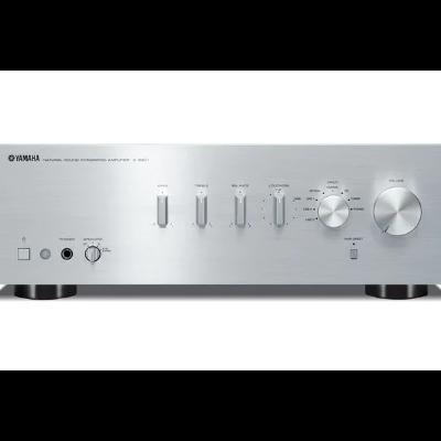 Amplificador Yamaha prateado com vários botões e textos no painel frontal