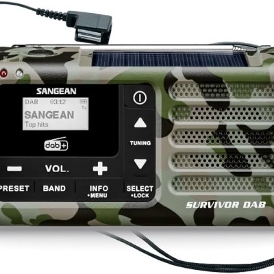 Rádio portátil camuflado SANGEAN SURVIVOR DAB com ecrã digital e botões de controlo