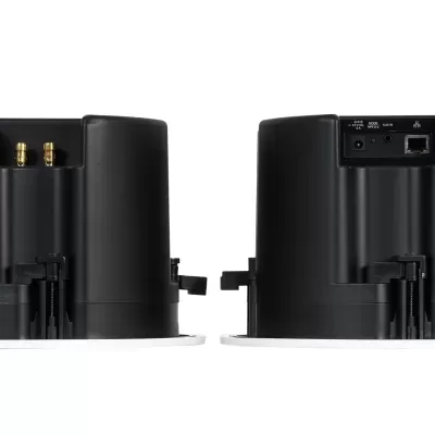 Colunas embutidas pretas com conectores e entradas na parte de trás