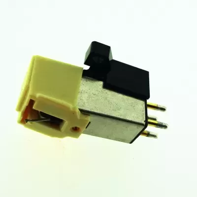 Conector elétrico metálico com isoladores plásticos amarelo e preto e três pinos