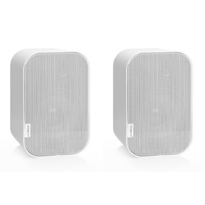 Par de colunas de som brancas com grelha perfurada e etiqueta Bose