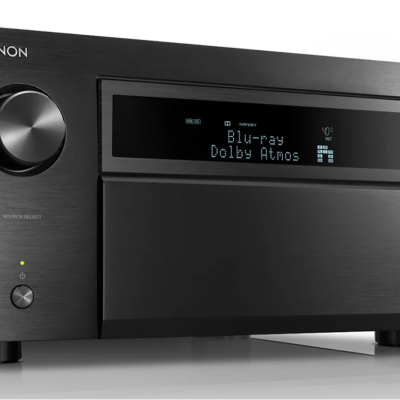 Amplificador Denon preto com visor digital e botões grandes