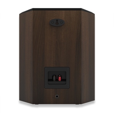 Coluna de som em madeira escura com terminais para cabos e suporte de parede