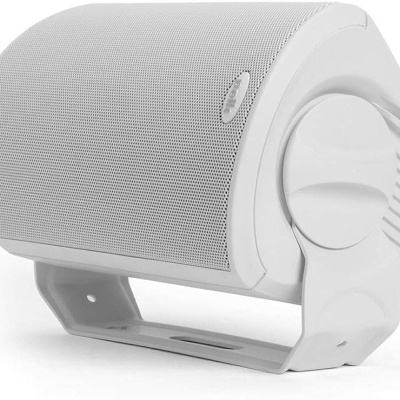 Coluna de som branca com grelha perfurada e suporte integrado em fundo branco.