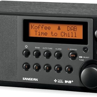 Rádio digital preto Sangean com ecrã alaranjado a mostrar texto e vários botões pretos