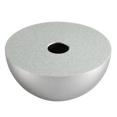 Peça metálica prata com furo central sobre fundo branco