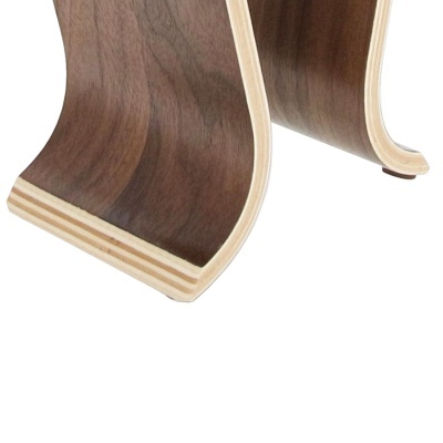 Detalhe de móvel em madeira curva com acabamento natural
