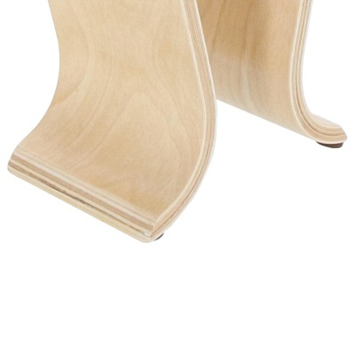 Suporte de madeira clara com design curvo e base arredondada