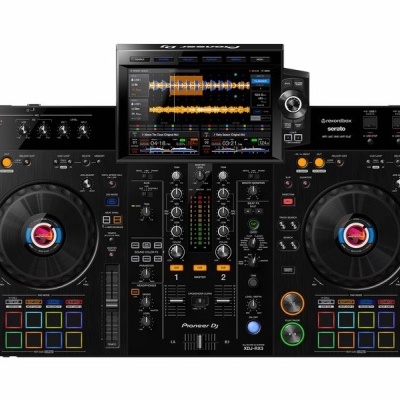 Consola DJ Pioneer DJ XDJ-RX3 preta com ecrã tátil a cores, jog wheels e pads coloridos