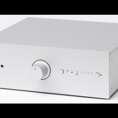 Amplificador áudio metálico prateado com botões e texto Dynaudio na frente