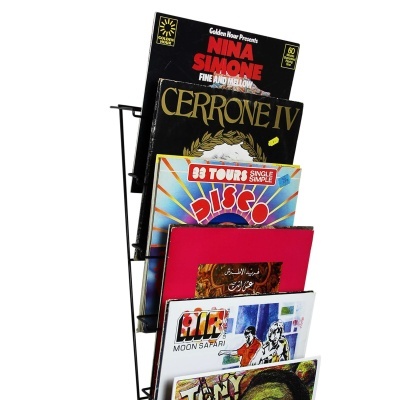 Expositor metálico com discos de vinil em capas coloridas e títulos visíveis