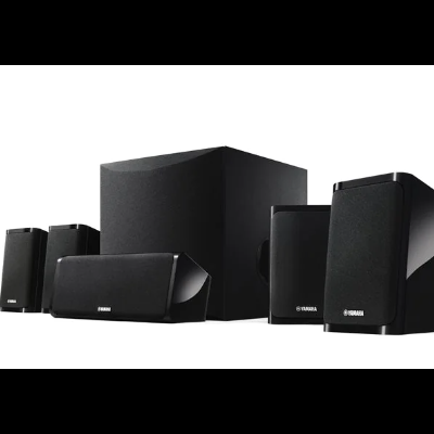Conjunto de colunas de som Yamaha pretas com subwoofer e quatro colunas