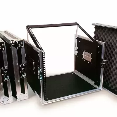 Caixa de transporte preta com bordas metálicas e interior acolchoado ao lado de três caixas semelhantes fechadas