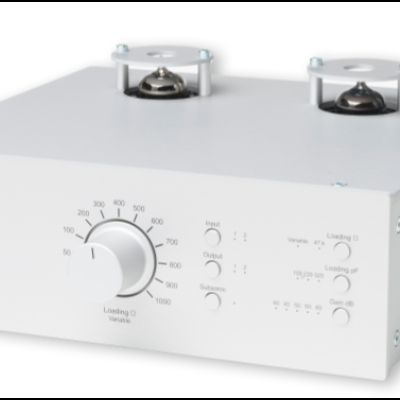 Amplificador de áudio branco com tubos visíveis e controlo frontal