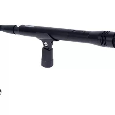 Microfone preto cilíndrico com cabo e conector XLR em fundo branco