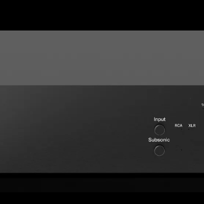 Unidade eletrónica preta com botões e texto técnico