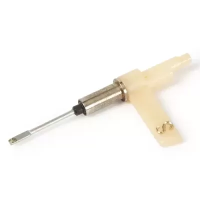 Peça mecânica pequena com braço em plástico creme e ponta metálica prateada