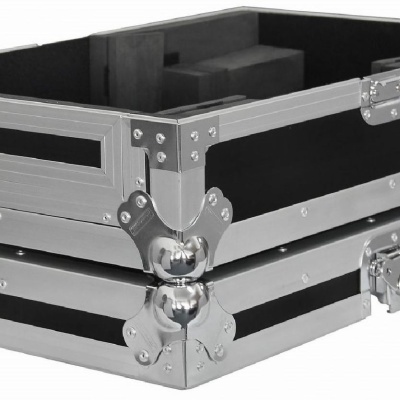 Caixa de transporte preta com estrutura metálica prateada