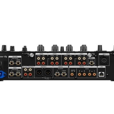 Parte traseira de mesa de mistura Pioneer DJ com várias conexões e antena