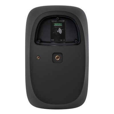 Painel traseiro preto de dispositivo eletrônico com conexões e texto técnico