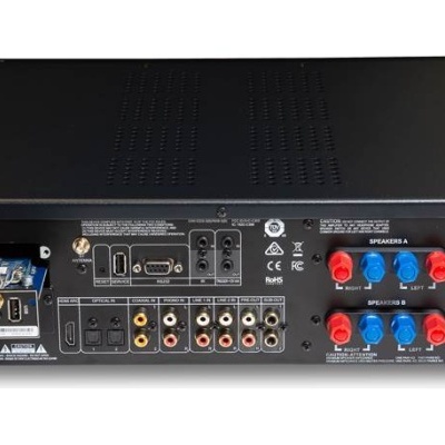 Amplificador de áudio preto com várias portas e conectores na parte traseira