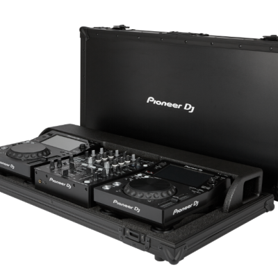 Equipamento DJ Pioneer DJ dentro de mala rígida preta aberta