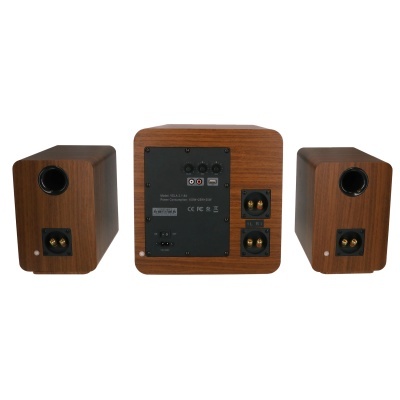 Conjunto de colunas de madeira castanha com conectores e etiqueta no painel traseiro