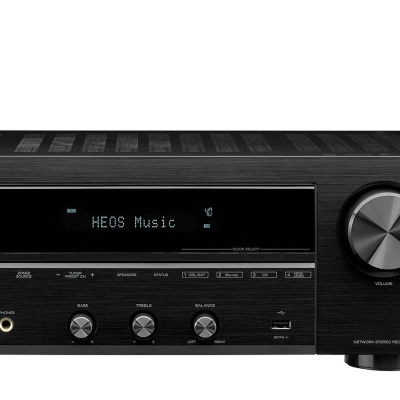 Amplificador Denon preto com mostrador digital e controlo remoto preto