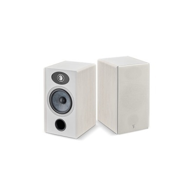 Colunas de madeira clara brancas com altifalantes expostos e grelha branca