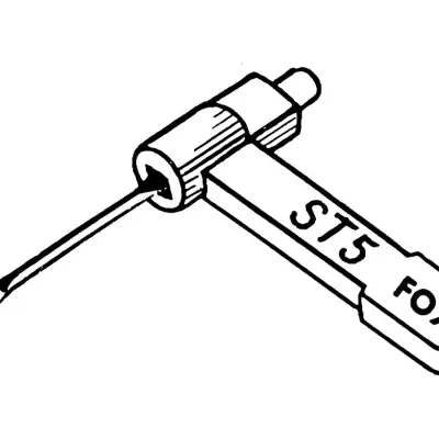 Chave de parafusos branca e preta com agulha longa e ponta rachada, texto 'ST5 FOX' no cabo.